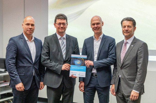 Professor Thomas Bauernhansl, Fraunhofer IPA, Markus Wiedemann, Staatsministerium Baden-Württemberg, Dr. Pascal Bader, Ministerium für Umwelt, Klima und Energiewirtschaft und Dr. Markus Wolperdinger, Fraunhofer IGB, bei der Übergabe des White Paper. (© Fraunhofer IPA/Foto: Nikola Kaloyanov)