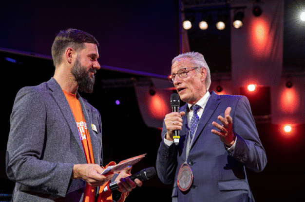 Professor Fritz Klocke bei
der Preisverleihung auf der Moulding Expo in Stuttgart. (Quelle: Messe Stuttgart; Foto: Uli Regenscheit Fotografie)