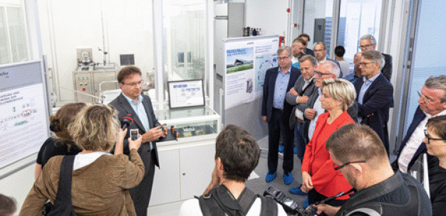 IPA-Experte Dirk Schlenker erklärt die Automatisierung und Digitalisierung der
Batteriezellenmontage. (Quelle: Fraunhofer IPA, Foto: Rainer Bez)
