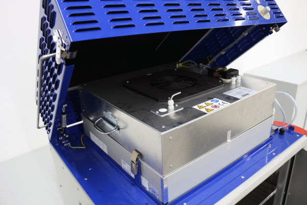 Bild 4: Die Abdeckhaube des PUROS Science ist mit einer Filter-Ventilator-Einheit und Steuerungseinheit zur Versorgung mit Reinstluft ausgestattet.