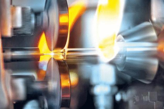 Der für die Konusformung eingesetzte Dorn besteht bei dem neuen Verfahren nicht mehr aus dem üblicherweise eingesetzten Wolfram oder einem alternativen Metall, sondern aus einer speziellen Keramik. / The pin used to shape the cone with the new technology is no longer made from the tungsten usually used or an alternative metal, but instead of a special ceramic. Der für die Konusformung eingesetzte Dorn besteht bei dem neuen Verfahren nicht mehr aus dem üblicherweise eingesetzten Wolfram oder einem alternativen Metall, sondern aus einer speziellen Keramik. / The pin used to shape the cone with the new technology is no longer made from the tungsten usually used or an alternative metal, but instead of a special ceramic.