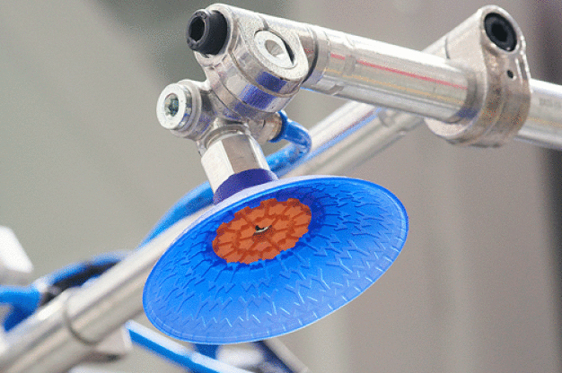 Der Vakuum-Sauggreifer SAXM bietet extrem guten Halt auch auf geölten Blechen. (Bild: J. Schmalz GmbH) Der Vakuum-Sauggreifer SAXM bietet extrem guten Halt auch auf geölten Blechen. (Bild: J. Schmalz GmbH)