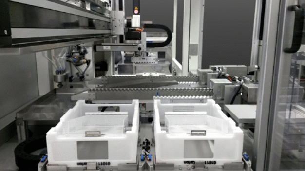 Die effiziente Automatisierungslösung stellt die hohe Qualität der Karpulen sicher und verpackt sie schnell und mit sehr viel Fingerspitzengefühl in Behälter. (Bild: IEF-Werner GmbH)