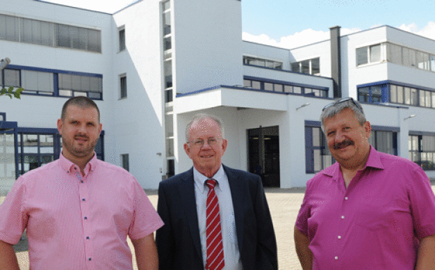 Vor dem neuen Technologiezentrum: v.l.n.r.: Alexander März, Friedrich Echterdiek, Jürgen Mader (Foto: Thomas Behne) / In front of the new technology center: l.t.r.: Alexander März, Friedrich Echterdiek, Jürgen Mader (Photo: Thomas Behne)