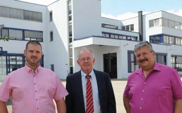 Die Spang & Brands Geschäftsführer vor dem neuen Technologiezentrum, v.l.n.r.: Alexander März, Friedrich Echterdiek (CEO, Vorsitzender), Jürgen Mader (Foto: Spang & Brands)