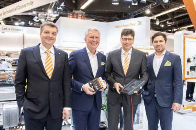 Freuen sich über die zukünftige Zusammenarbeit: Michael Matthesius (Leiter Division Automation Products & Solutions der Weidmüller Gruppe), Gerhard Luftensteiner (CEO der KEBA AG), Volker Bibelhausen (Technologievorstand der Weidmüller Gruppe) und Christian Gabriel (Vice President Automation der Keba AG). (Copyright: Weidmüller)