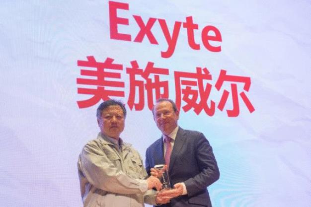 Links: Junjun Tang (President, HLMC), rechts Herbert Blaschitz (President Global Business Unit Advanced Technology Facilities, Exyte
Group) / From left to right: Junjun Tang (President of HLMC) and Herbert Blaschitz (President of Exyte’s Global Business Unit Advanced Technology Facilities)