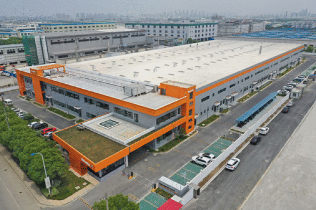 Glänzt im typischen Weidmüller Orange und bietet auf 14.000 Quadratmetern mehr Platz für die Produktion: Das neue Produktionsgebäude im chinesischen Suzhou.