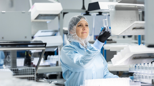 EVERIC® pure specialty vials feature high chemical durability, a homogeneous inner surface, and tight dimensional tolerances to ensure safe containment of complex modalities. (Image: SCHOTT Pharma/Nils Hendrik Müller)