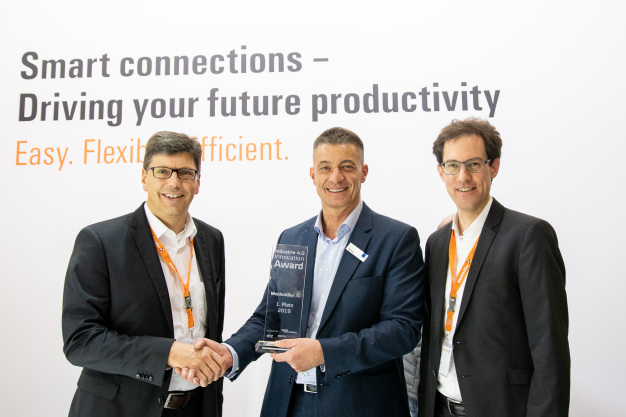 Volker Bibelhausen (li.) und Tobias Gaukstern (re.) nahmen dankend die Auszeichnung auf der smart production solutions aus den Händen von Chefredakteur Ronald Heinze (m.) entgegen.