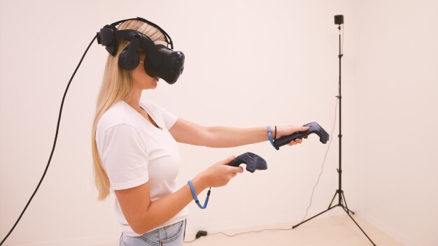 Mithilfe des VR-Simulators von Innerspace erfahren die Schulungsteilnehmer hautnah, worauf es in aseptischen Reinraumbereichen ankommt. (Bild: Piepenbrock Unternehmensgruppe GmbH + Co. KG) Mithilfe des VR-Simulators von Innerspace erfahren die Schulungsteilnehmer hautnah, worauf es in aseptischen Reinraumbereichen ankommt. (Bild: Piepenbrock Unternehmensgruppe GmbH + Co. KG)