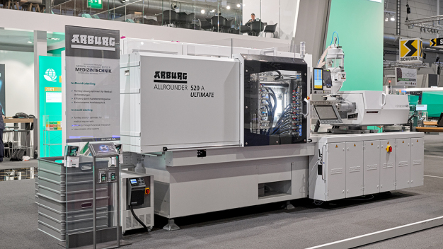 Eine innovative Anwendung für die Medizintechnik demonstriert ein elektrischer Allrounder 520 A Ultimate: Die Hochleistungsmaschine produziert auf der NPE 2024 im Rahmen eines Gemeinschaftsprojekts IML-Zentrifugenröhrchen. (Foto: Arburg) / An electric Allrounder 520 A Ultimate demonstrates an innovative application for medical technology. The high-performance machine will be producing IML centrifuge tubes at NPE 2024 as part of a joint project. (Photo: Arburg)