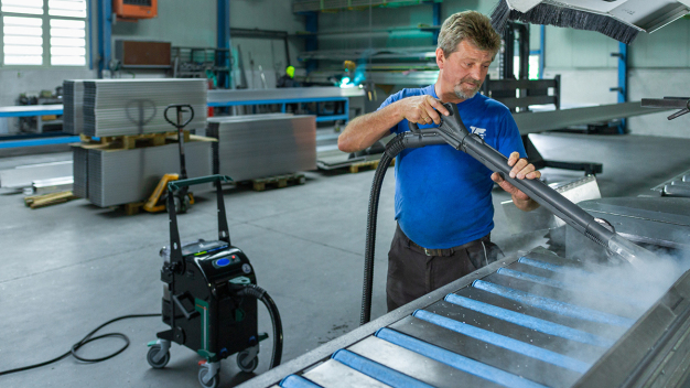 Die LFM GmbH setzt bei der Reinigung auf das innovative Dampfsaugsystem Blue Evolution XL+ von beam – in der Werkstatt genauso wie in seinen Büro- und Sanitärräumen. Foto: Christian Klika/beam GmbH