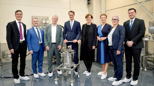 V. l. n. r.: Prof. Dr. Achim Kampker und Prof. Dr. Jens Tübke, Institutsleitung der Fraunhofer FFB, Prof. Dr.-Ing. Holger Hanselka, Präsident der Fraunhofer-Gesellschaft, Hendrik Wüst, Ministerpräsident des Landes Nordrhein-Westfalen, Bettina Stark-Watzinger, Bundesministerin für Bildung und Forschung, Ina Brandes, Ministerin für Kultur und Wissenschaft des Landes Nordrhein-Westfalen, Silke Krebs, Staatssekretärin im Ministerium für Wirtschaft, Industrie, Klimaschutz und Energie des Landes Nordrhein-Westfalen, Prof. Dr. Simon Lux, Institutsleitung der Fraunhofer FFB. © Susanne Kurz/Fraunhofer-Einrichtung Forschungsfertigung Batteriezelle FFB