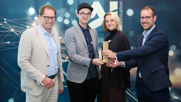 Kategorie Creative / Interactive Application: Kevin May und Marlene Scharlott (beide Firma born2design) nehmen den Preis für das Escape-Game bei der Volksbank Bühl von Ziehl-Abegg-Vorstandschef Dr. Marc Wucherer (links) und Juryvorsitzenden Johannes Keller (appliedAI) entgegen. (Foto: Ziehl-Abegg / Ufuk Arslan)
