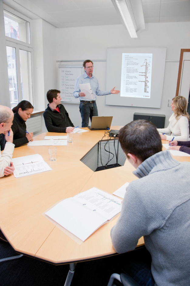 Neues Trainingskonzept: Bosch Packaging Academy: Unter dem Dach der neuen Bosch Packaging Academy erhalten Kunden und Mitarbeiter Zugriff  auf einen einheitlichen Wissenspool für das gesamte Anlagenspektrum von Bosch Packaging Technology. / 
New training concept: Bosch Packaging Academy: Under the umbrella of the new Bosch Packaging Academy, customers and employees  have access to a uniform  knowledge pool for the entire  machinery  portfolio from Bosch Packaging Technology.