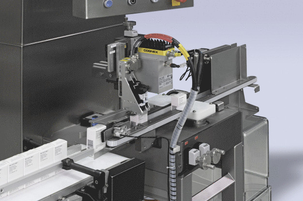 Konsequenter Ausbau des Serialisierungsportfolios: Das CPS (Carton Printing System) bildet die Basis für sämtliche Serialisierungslösungen von Bosch. Der Drucker lässt sich flexibel verstellen, um die Data Matrix Codes wahlweise oben oder an der Seite der Falschachteln anzubringen. / Consequent expansion of serialization portfolio: The CPS (Carton Printing System) forms the basis of all serialization solutions from Bosch. The printer can be flexibly adjusted, either to print the data matrix codes on top or on the side of the folded cartons. Konsequenter Ausbau des Serialisierungsportfolios: Das CPS (Carton Printing System) bildet die Basis für sämtliche Serialisierungslösungen von Bosch. Der Drucker lässt sich flexibel verstellen, um die Data Matrix Codes wahlweise oben oder an der Seite der Falschachteln anzubringen. / Consequent expansion of serialization portfolio: The CPS (Carton Printing System) forms the basis of all serialization solutions from Bosch. The printer can be flexibly adjusted, either to print the data matrix codes on top or on the side of the folded cartons.