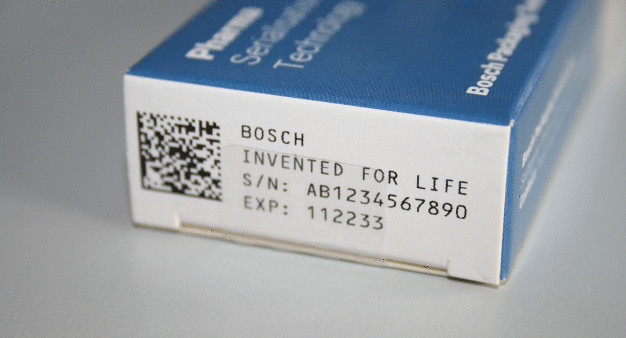Zuverlässiger Schutz vor Medikamentenfälschungen: Die CPS Systeme von Bosch sorgen für eine zuverlässige Serialisierung von Pharmaverpackungen. Für einen optimalen Manipulationsschutz appliziert der Etikettierer zusätzliche Sicherheitssiegel über die Seitenlaschen der Faltschachtel. / Reliable protection against counterfeit pharmaceuticals: The CPS systems from Bosch ensure that pharmaceutical packaging is reliably serialized. For an optimum protection against manipulation, the labeller applies additional safety seals across the side flap of the folding carton. Zuverlässiger Schutz vor Medikamentenfälschungen: Die CPS Systeme von Bosch sorgen für eine zuverlässige Serialisierung von Pharmaverpackungen. Für einen optimalen Manipulationsschutz appliziert der Etikettierer zusätzliche Sicherheitssiegel über die Seitenlaschen der Faltschachtel. / Reliable protection against counterfeit pharmaceuticals: The CPS systems from Bosch ensure that pharmaceutical packaging is reliably serialized. For an optimum protection against manipulation, the labeller applies additional safety seals across the side flap of the folding carton.