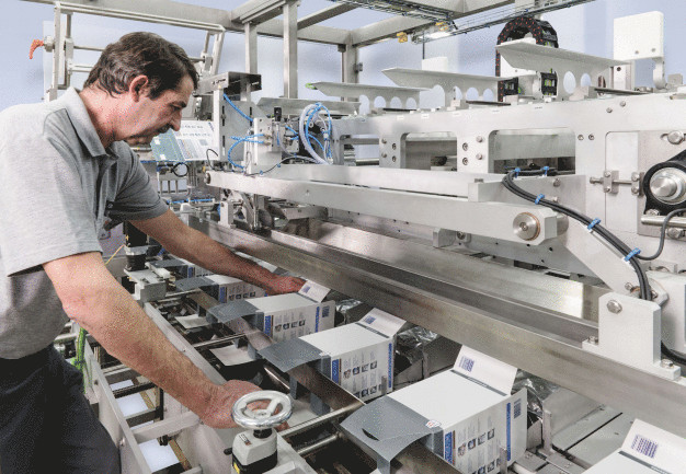 Horizontale Kartoniermaschine CFC 2012: Die CFC 2012 von Bosch wurde speziell für großformatige Sekundärverpackungen konzipiert. Dank ihrer besonders kompakten Bauweise lässt sich die Maschine von der Bedienerseite optimal einsehen, einfach reinigen und leicht warten. / Horizontal cartoning machine CFC 2012: Bosch’s CFC 2012 has been specially designed for large-scale secondary packaging formats. Thanks to its compact design, the machine is easily accessible from the front, as well as easy to clean and maintain. Horizontale Kartoniermaschine CFC 2012: Die CFC 2012 von Bosch wurde speziell für großformatige Sekundärverpackungen konzipiert. Dank ihrer besonders kompakten Bauweise lässt sich die Maschine von der Bedienerseite optimal einsehen, einfach reinigen und leicht warten. / Horizontal cartoning machine CFC 2012: Bosch’s CFC 2012 has been specially designed for large-scale secondary packaging formats. Thanks to its compact design, the machine is easily accessible from the front, as well as easy to clean and maintain.