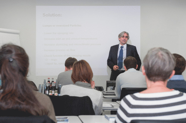 Praxisnahe Trainings vor Ort: In den Pharma Solid-Seminaren von Bosch Packaging Technology profitieren die Teilnehmer von einer Mischung aus theoretischem Branchenwissen, langjähriger Erfahrung und praktischem Training in den Laboreinrichtungen vor Ort. / Practical training on site: Participants of the pharma solid seminars from Bosch Packaging Technology benefit from a mix of theoretical industry knowledge, long-term experience, and practical training in the local laboratories.