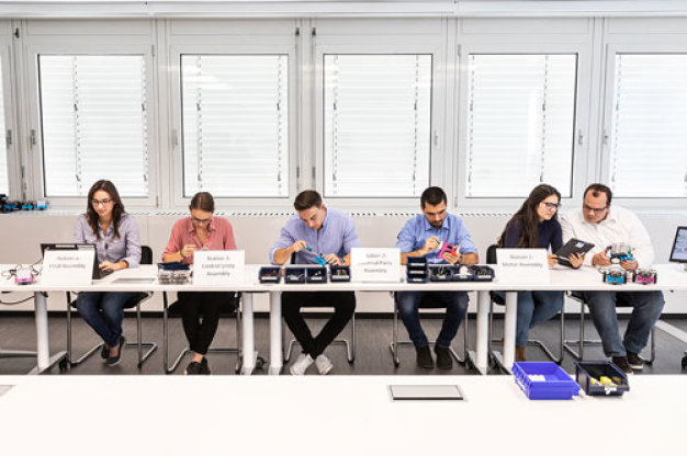 Beim Planspiel »Digitalisierte Produktionssteuerung« schlüpft ein Spieler in die Rolle des Kunden, einer in die des Produktionsleiters – und maximal fünf weitere fungieren als Werker. (Quelle: Fraunhofer IPA/Foto: Rainer Bez) Beim Planspiel »Digitalisierte Produktionssteuerung« schlüpft ein Spieler in die Rolle des Kunden, einer in die des Produktionsleiters – und maximal fünf weitere fungieren als Werker. (Quelle: Fraunhofer IPA/Foto: Rainer Bez)