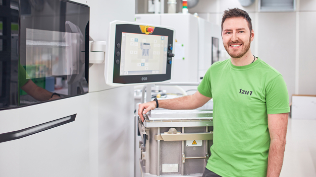 Philipp Schelling, Fertigungsleiter im 3D-Druckverfahren SLS, freut sich über mehr Effizienz und Flexibilität in der Produktion. (Foto: Darko Todorovic)