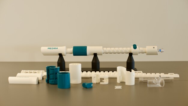 High-Tech-Unternehmen 1zu1 realisierte in wenigen Monaten eine gesamte Baugruppe hochpräziser Spritzgussteile für das Implantat-Einführsystem von MEDIRA. (Foto: 1zu1) High-Tech-Unternehmen 1zu1 realisierte in wenigen Monaten eine gesamte Baugruppe hochpräziser Spritzgussteile für das Implantat-Einführsystem von MEDIRA. (Foto: 1zu1)