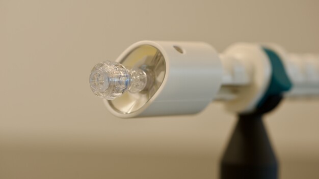 High-Tech-Unternehmen 1zu1 realisierte in wenigen Monaten eine gesamte Baugruppe hochpräziser Spritzgussteile für das Implantat-Einführsystem von MEDIRA. (Foto: 1zu1) High-Tech-Unternehmen 1zu1 realisierte in wenigen Monaten eine gesamte Baugruppe hochpräziser Spritzgussteile für das Implantat-Einführsystem von MEDIRA. (Foto: 1zu1)