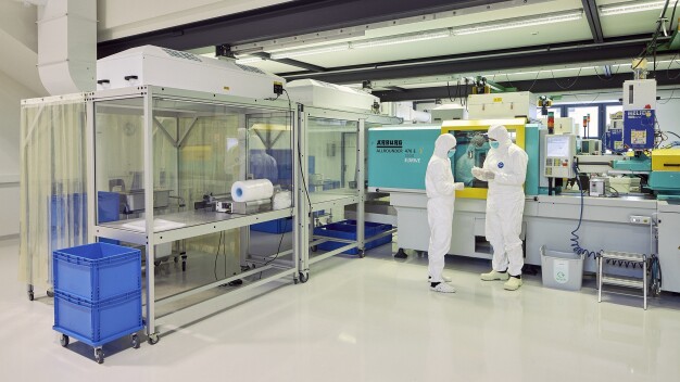 1zu1 fertigt für Medizintechnik-Unternehmen Serienbauteile im Reinraum nach EN ISO 13485. (Foto: Darko Todorovic) 1zu1 fertigt für Medizintechnik-Unternehmen Serienbauteile im Reinraum nach EN ISO 13485. (Foto: Darko Todorovic)