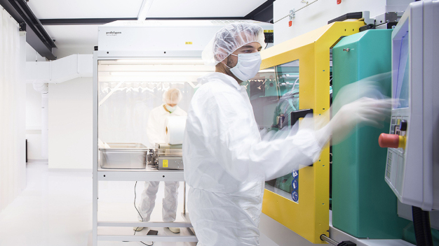 Das High-Tech-Unternehmen 1zu1 fertigt präzise Serienbauteile und High-End-Prototypen für Medizintechnik-Unternehmen im Reinraum. (Foto: Darko Todorovic)