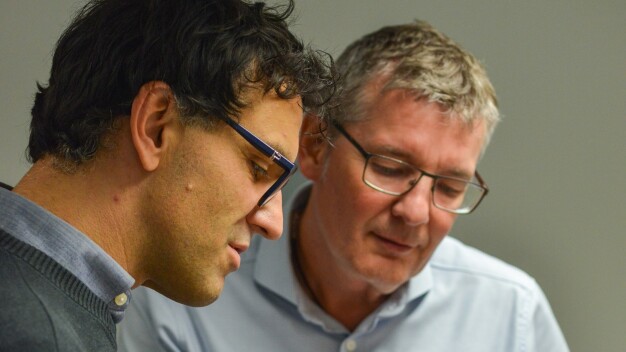 Tobias Kolb et Axel Fischer d'Activoris avec l'inhalateur elaera®. (Photo : HTAI/bartels + drescher)
