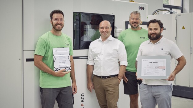 1zu1 schafft die Zertifizierung EN ISO 13485 für die Produktion von Medizintechnikprodukten. Im Bild: Thomas Kohler (CEO), Philipp Schelling (Fertigungsleitung Vakuumguss & 3D-Druck), Bernd Patscheider (Fertigungsleitung Werkzeugbau & Spritzguss) und Mert Ünal (Leitung Qualitätsmanagement). (Foto: Darko Todorovic) 1zu1 schafft die Zertifizierung EN ISO 13485 für die Produktion von Medizintechnikprodukten. Im Bild: Thomas Kohler (CEO), Philipp Schelling (Fertigungsleitung Vakuumguss & 3D-Druck), Bernd Patscheider (Fertigungsleitung Werkzeugbau & Spritzguss) und Mert Ünal (Leitung Qualitätsmanagement). (Foto: Darko Todorovic)