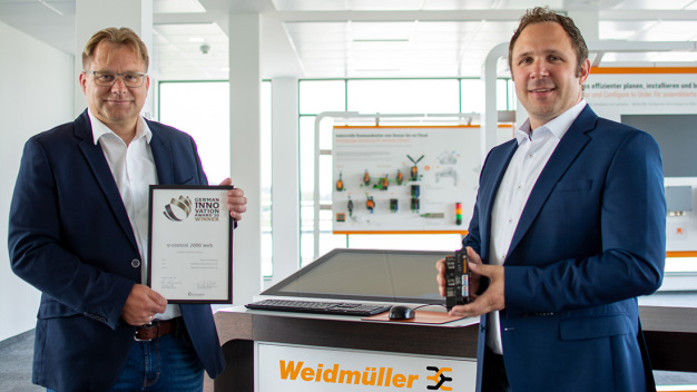 Andreas Hoffmann, Leiter der Business Unit u-mation und Industrial Ethernet (li.), und Benjamin Wind, strategischer Produktmanager (re.), freuten sich in Detmold über die Auszeichnung mit dem German Innovation Award 2020.
