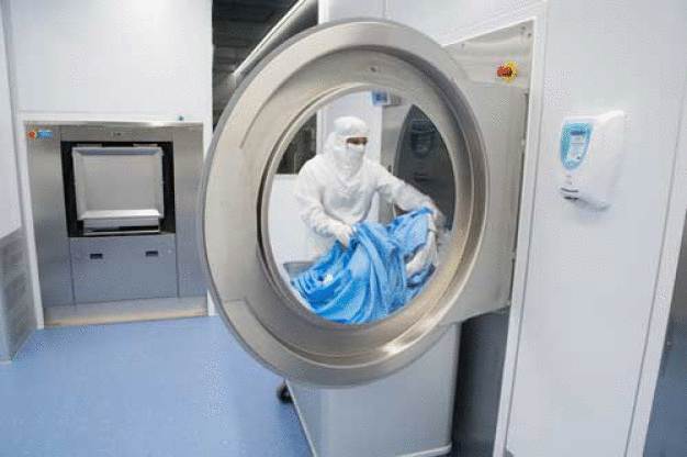 The employees have been specially trained for safe conduct inside the cleanroom. Here you can see the dryer unloading process.