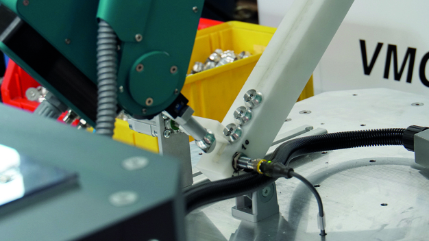 An der CNC-Fräsmaschine arbeitet HORST, wie es ein menschlicher Maschinenbediener täte. Er nimmt das Endstück einer Rotationsdüse auf … (Bild: fruitcore robotics GmbH)