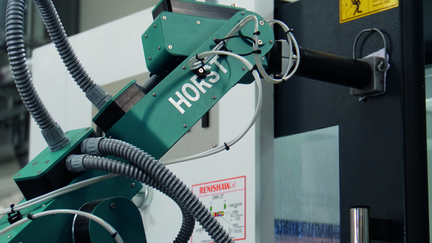 Anschließend schließt HORST mit seinem Arm die Sicherheitstür der Maschine… (Bild: fruitcore robotics GmbH)
