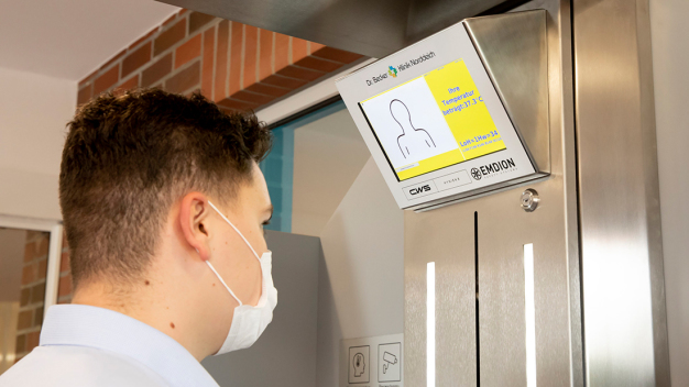 Sobald eine Person vor den Hygiene-Checkpoint von CWS und Emdion tritt, messen Sensoren berührungslos die Temperatur im Gesicht.