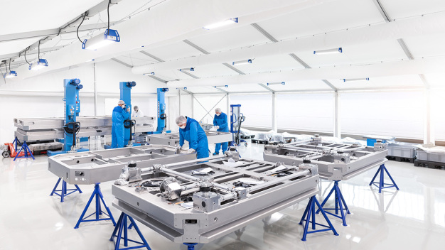 Stäubli WFT produziert die reinraumtauglichen Fahrzeuge in einer separaten Halle unter Sauberraumbedingungen. / Stäubli WFT produces the cleanroom-compatible vehicles in a separate hall under cleanroom conditions.