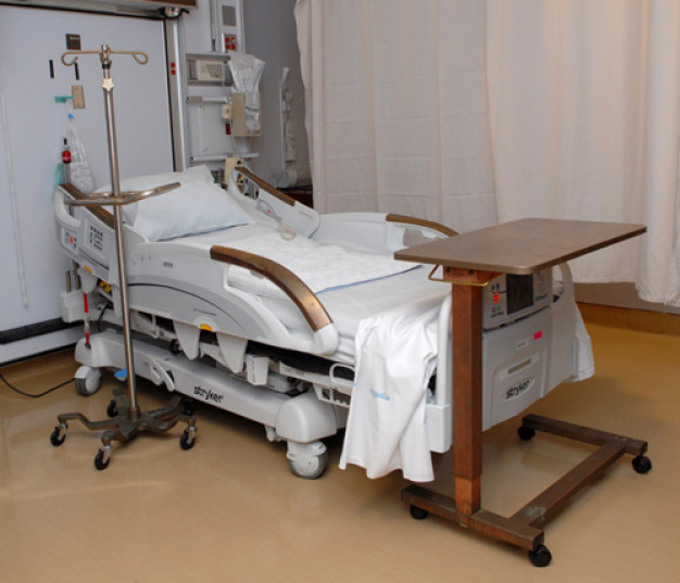 Studienzimmer am Ralph H Johnson Veteran Affairs Medical Center in Charleston: Bettengriffe, Beistelltisch und Infusionsständer aus antimikrobiellen Kupferwerkstoffen reduzieren das Infektionsrisiko auf hochfrequenten Kontaktflächen (Quelle: Deutsches Kupferinstitut Berufsverband)
