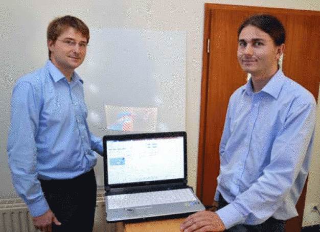 Thomas von Wantoch (links), wissenschaftlicher Mitarbeiter an der CAU, und Christian Mallas, wissenschaftlicher Mitarbeiter am Fraunhofer ISIT, entwickeln Mikrosysteme für Medizin, Umwelt und Automobile. (Foto/Copyright: Denis Schimmelpfennig/CAU)
