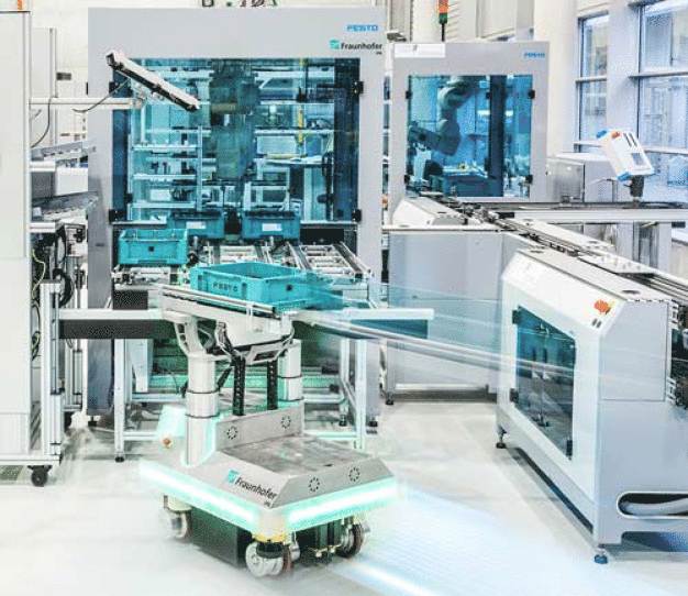 Auch mithilfe externer, an die Cloud angebundener Sensoren können sich fahrerlose Transportfahrzeuge hochgenau lokalisieren. (Quelle: Fraunhofer IPA, Foto: Rainer Bez) / Automated guided vehicles can be located highly accurately with the aid of external sensors linked to the cloud. (Source: Fraunhofer IPA, photo: Rainer Bez)