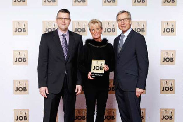 Preisverleihung Top Job 2017: Kaufmännischer Leiter Oliver Bornhäuser, Geschäftsführerin Pamela Braun und ehemaliger Bundesminister für Wirtschaft und Arbeit (2002 bis 2005) Wolfgang Clement (v. l. n. r.)