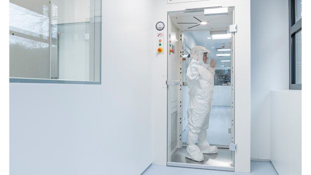 Die Luftdusche ermöglicht das gefahrlose Arbeiten mit hochpotenten Stoffen. (Foto: Helmar Lünig, shutterstock.com/Haywiremedia, Harro Höfliger, Andreas Dalferth, Jan Seidl) / The air shower provides a safe working environment when handling highly potent substances. (Photo: Helmar Lünig, shutterstock.com/Haywiremedia, Harro Höfliger, Andreas Dalferth, Jan Seidl)