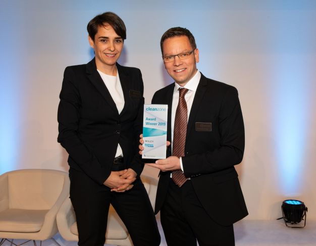 Christoph und Katrin Mützel präsentieren den Cleanzone Award. (© Reinhold Schuster)