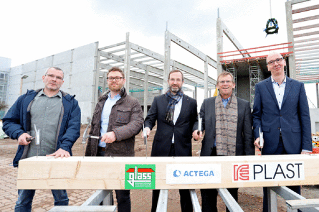 V.l.n.r.: Laurent Bled, ACTEGA DS, Produktionsleiter; Marius Würzburg, ACTEGA DS, Projektleiter Standorterweiterung; Wilfried M. Lassek, ACTEGA DS, Geschäftsführer; Klaus Steupert, IE Plast, Gesamtprojektleiter; Thorsten Kröller, ACTEGA, Leiter Geschäftsbereich ACTEGA. V.l.n.r.: Laurent Bled, ACTEGA DS, Produktionsleiter; Marius Würzburg, ACTEGA DS, Projektleiter Standorterweiterung; Wilfried M. Lassek, ACTEGA DS, Geschäftsführer; Klaus Steupert, IE Plast, Gesamtprojektleiter; Thorsten Kröller, ACTEGA, Leiter Geschäftsbereich ACTEGA.