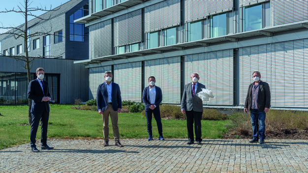 Landrat Dr. Oliver Bär, Raumedic-CEO Stefan Seuferling, Werkleiter Jürgen Küspert, Karl Bayer und Matthias Korn von der Diakonie (v.l.n.r.) bei der Übergabe am Raumedic-Hauptsitz in Helmbrechts. / District administrator Dr. Oliver Bär, Raumedic CEO Stefan Seuferling, plant director Jürgen Küspert, Karl Bayer and Matthias Korn from the social welfare center (from left to right) at the handover at the Raumedic headquarters in Helmbrechts.