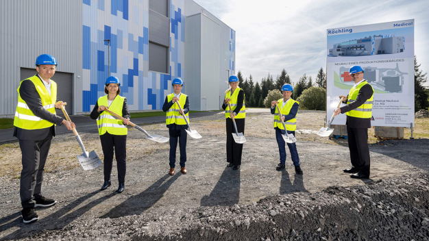 Die Ehrengäste (v. l. n. r.), Alexander Stauch (Managing Director BU Medical Europe), Evelyn Thome (CFO Röchling Group), Joachim Lehmann (Director BU Medical Europe), Uta Kemmerich-Keil (Beirat Röchling-Gruppe), Martin Fischer (Werksleiter Röchling Medical Neuhaus) und Boris Fröhlich (President & CEO Röchling Medical) nehmen an der Zeremonie des ersten Spatenstichs für den Neubaus eines Produktionsgebäudes mit einer 1.700 qm großen Reinraumproduktion von Röchling Medical am Standort Neuhaus am Rennweg teil. / The guests of honor (from left to right ), Alexander Stauch (Managing Director BU Medical Europe), Evelyn Thome (CFO Röchling Group), Joachim Lehmann (Director BU Medical Europe), Uta Kemmerich-Keil (Advisory Board Röchling Group), Martin Fischer (Plant Manager Röchling Medical Neuhaus) and Boris Fröhlich (President & CEO Röchling Medical) take part in the ground-breaking ceremony for the new production building with a 1,700 m² clean room production facility of Röchling Medical at the Neuhaus am Rennweg site.