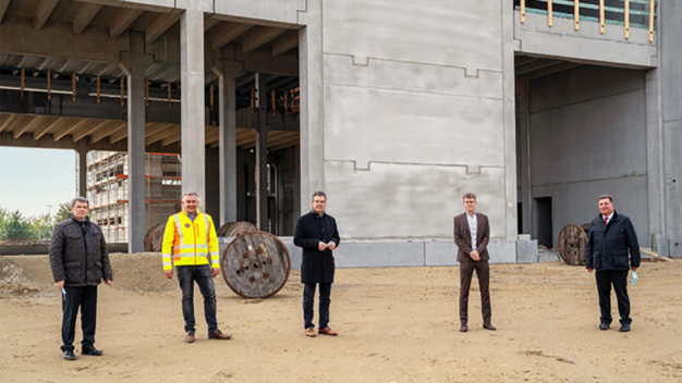 ©2020 CSA Group, von links nach rechts: Herbert Blaschke (Projektentwicklung), Ralph Bartsch (Fa. Unglehrt Bauunternehmung), Hans Schmalhofer (Bürgermeister von Plattling), Peter Mertel (Regional Vice President, CSA Group), Christian Bernreiter (Landrat, Deggendorf) / ©2020 CSA Group, from left to right: Herbert Blaschke (Managing Director Isarkies), Ralph Bartsch (Managing Director Unglehrt), Hans Schmalhofer (Mayor of Plattling), Peter Mertel (Vice President Europe & India, CSA Group), Christian Bernreiter (Deggendorf District Administrator) 