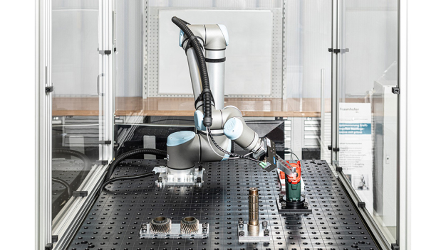 Mit der Software pitasc können Montageanwendungen wie das Aufrasten oder Ineinanderschieben von Bauteilen wirtschaftlich sinnvoll automatisiert werden. (© Fraunhofer IPA/Foto: Rainer Bez) / With the pitasc software, assembly applications such as snap-on mounting or insertion can be automated in an economically viable manner. (© Fraunhofer IPA/Image: Rainer Bez) Mit der Software pitasc können Montageanwendungen wie das Aufrasten oder Ineinanderschieben von Bauteilen wirtschaftlich sinnvoll automatisiert werden. (© Fraunhofer IPA/Foto: Rainer Bez) / With the pitasc software, assembly applications such as snap-on mounting or insertion can be automated in an economically viable manner. (© Fraunhofer IPA/Image: Rainer Bez)