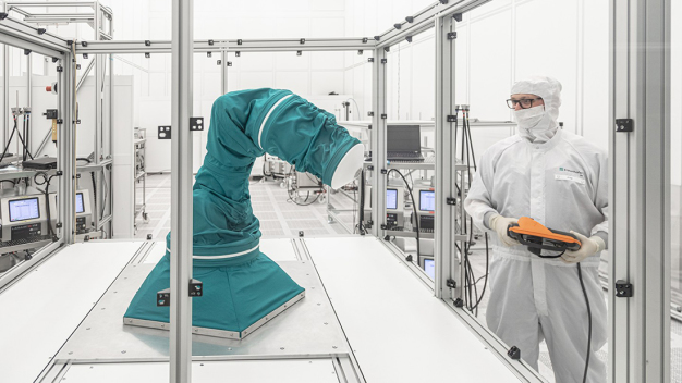 Die frisch patentierte Schutzhülle 2ndSCIN® macht beliebige, sich bewegende Automatisierungskomponenten reinraumtauglich. (© Fraunhofer IPA/Foto: Rainer Bez) / The recently patented 2ndSCIN® protective cover ensures the cleanroom compatibility of any moving automation component. (© Fraunhofer IPA/Image: Rainer Bez)